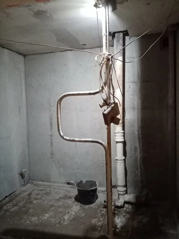 Разбор бетонной сантехкабины в санузле