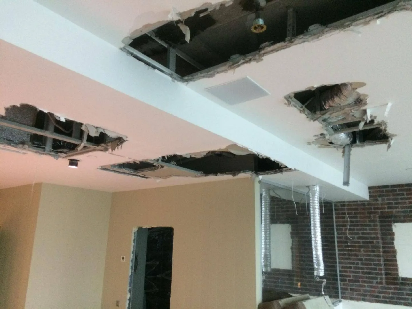 Помещение после демонтажа потолка