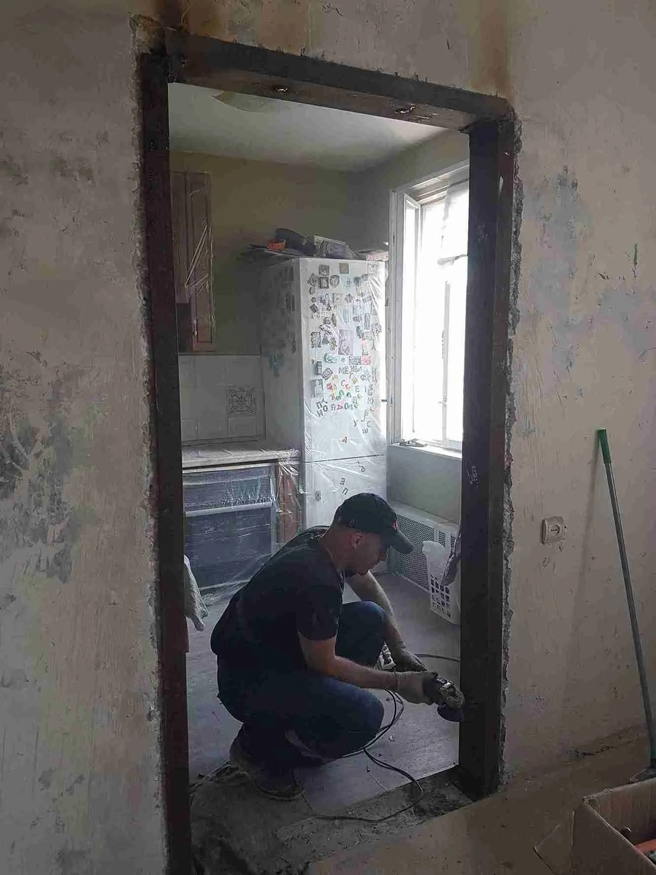 Алмазная резка проема в бетонной стене