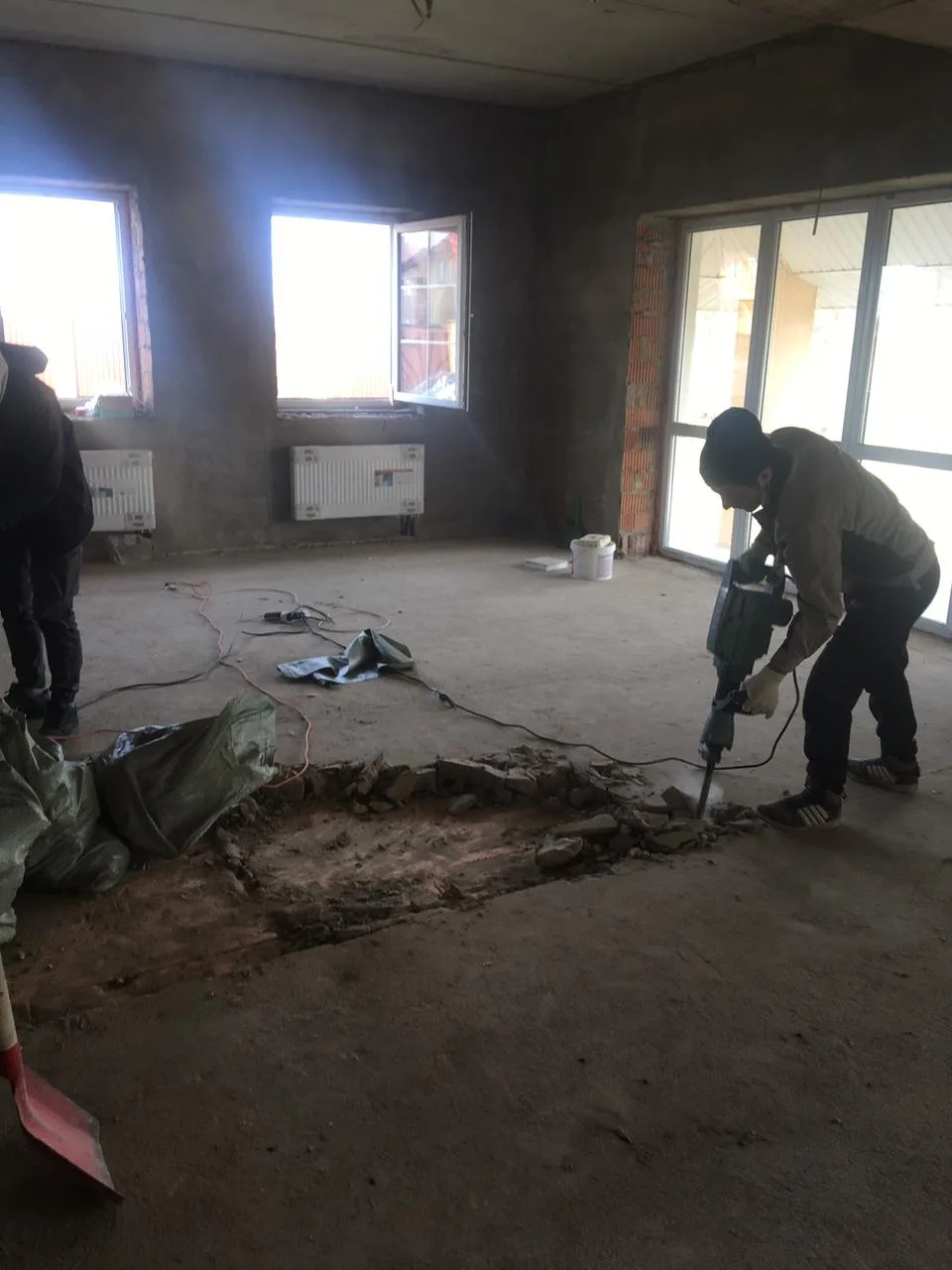 Тяжелый мусор после демонтажа стяжки