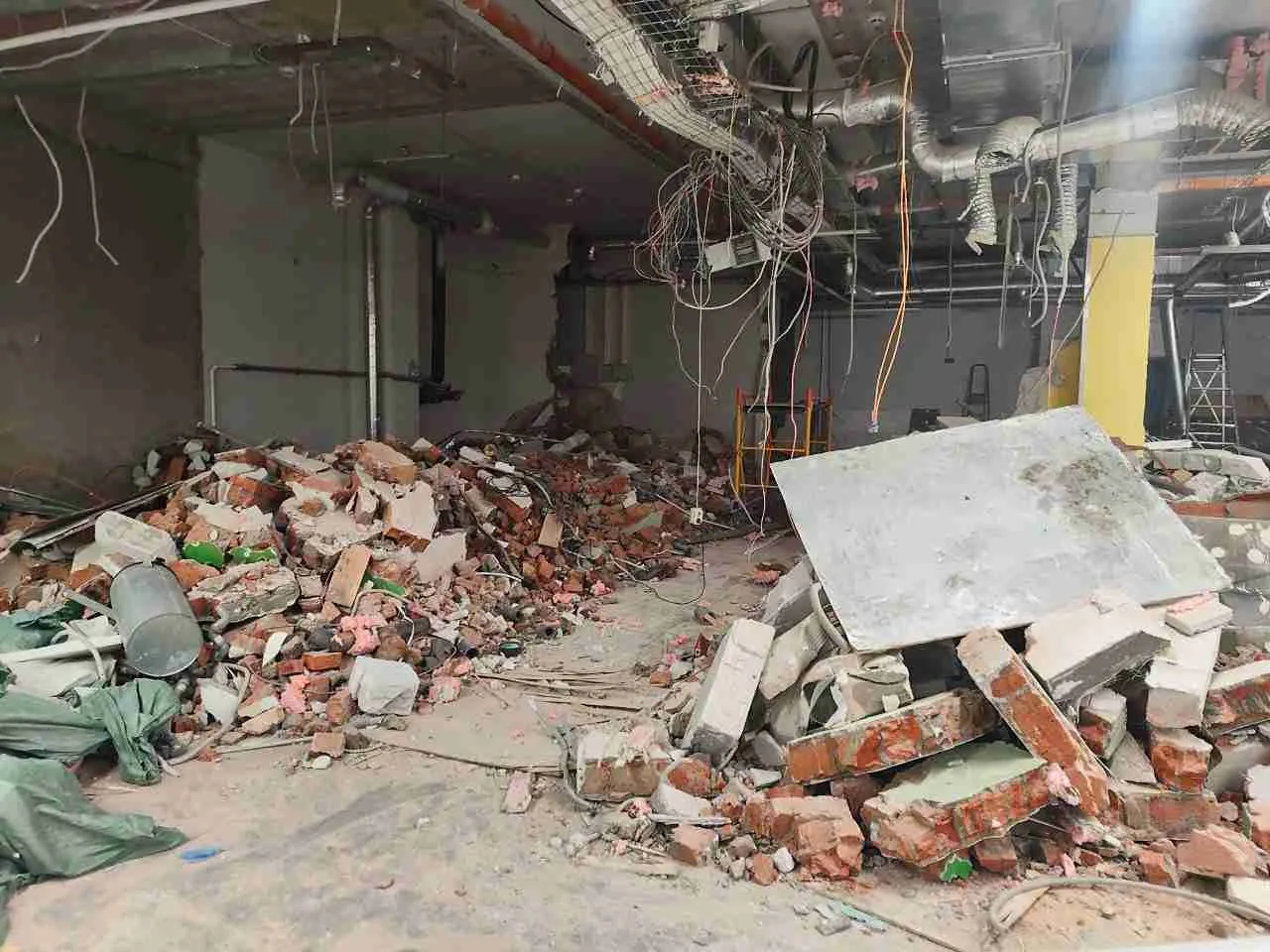 Разборка кирпичных и блочных перегородок