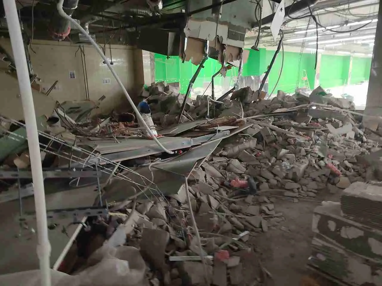 Погрузка мусора после демонтажа перегородок