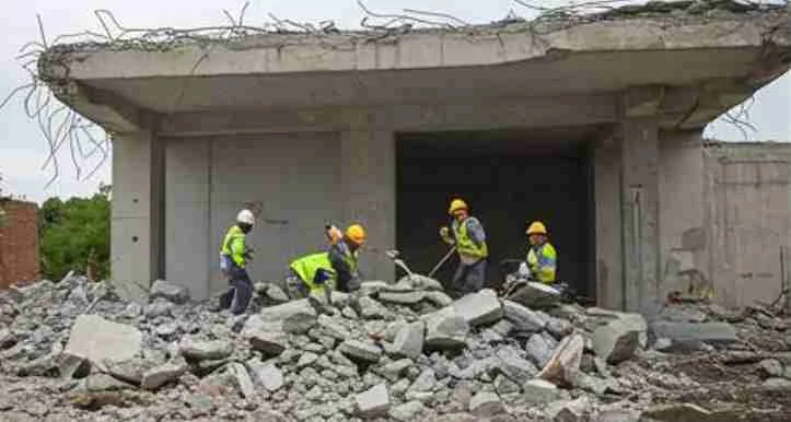 Железобетонный участок в процессе демонтажа