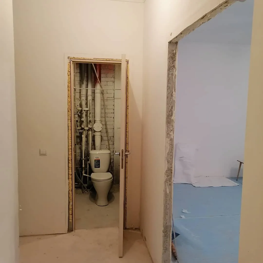 Снятие плитки и клея в помещении